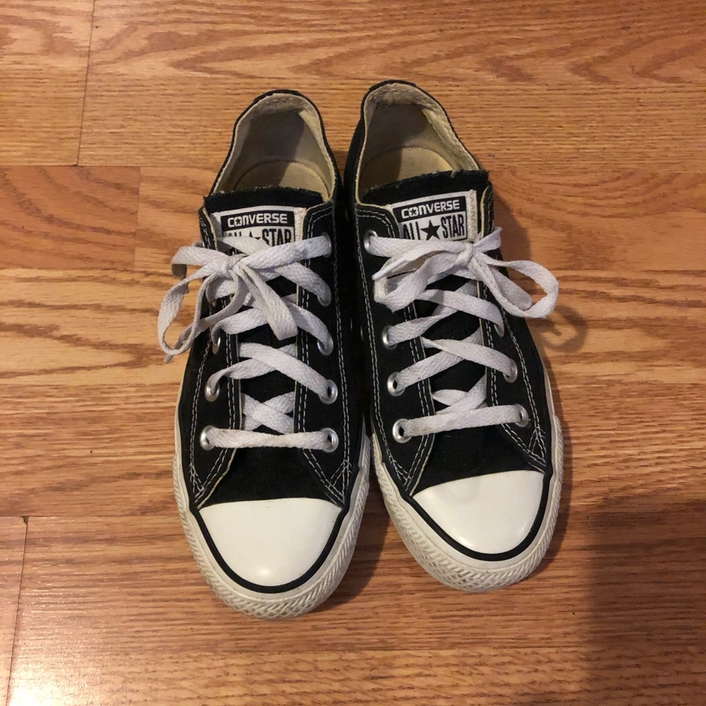 Size 5.5(US) Black low top converse
